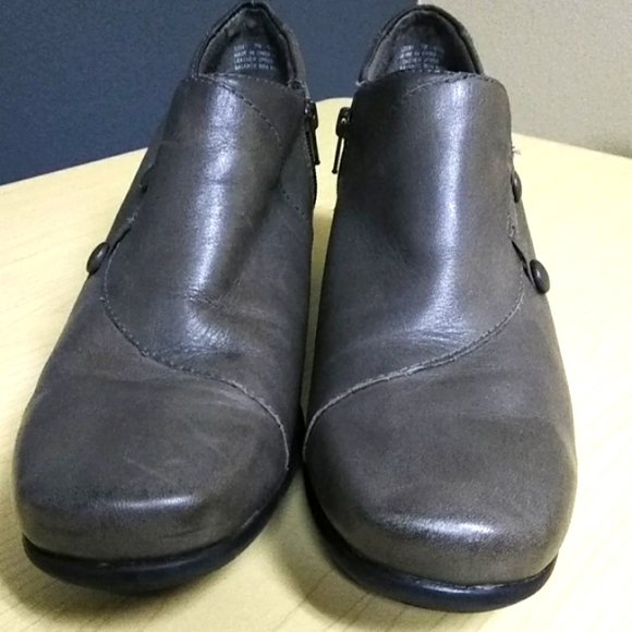 Clarks Side-Zip Shooties Womens Size 7W Grey Leather Booties Pumps 2.25" Heels - Picture 3 of 8